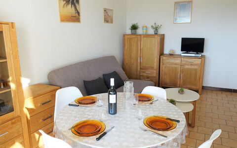 Narbonne-Plage 120: Table, Aliments, Meubles, Bouteille, Vaisselle, Cabinetry, Cadre, Bois, Design Intérieur, Orange