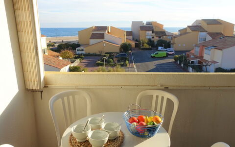 Narbonne-Plage 120: Jour, Propriété, Bâtiment, Meubles, Table, Plante, Fenêtre, Bleu Azur, Chaise, Ciel