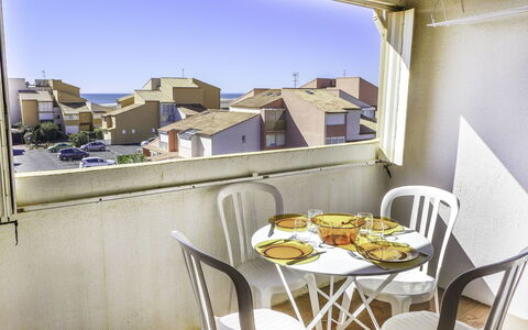 Narbonne-Plage 120: Table, Meubles, Bâtiment, Vaisselle, Propriété, Chaise, Fenêtre, Design Intérieur, Ciel, Maison