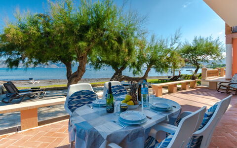 Sa Marina: Ciel, Table, Meubles, Vaisselle, Propriété, L'Eau, Plante, Chaise, Station Balnéaire, Bleu Azur