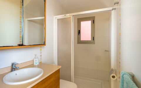 Sa Marina: Salle De Bains, Pièce, Propriété, Luminaire Plomberie, Mur, Bâtiment, Design Intérieur, Armoire De Toilette, Maison, Accessoire Salle De Bain