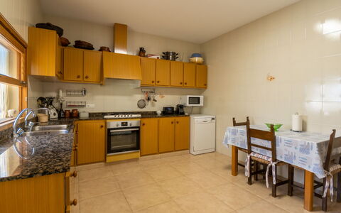 Sa Marina: Cabinetry, Comptoir, Évier, Evier, Propriété, Cuisinière, Cuisine, Robinet, Appareil De Cuisine, Gaz Poele