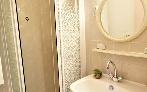 Les Cigalines: Miroir, Robinet, Luminaire Plomberie, Lavabo, Évier, Propriété, Blanc, Salle De Bains, Plante