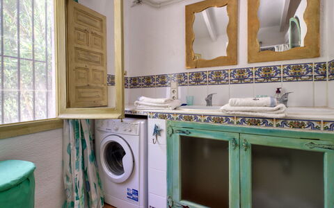 Villa Lander: Pièce, Salle De Bains, Propriété, Buanderie, Évier, Turquoise, Design Intérieur, Blanchisserie, Sol, Bâtiment