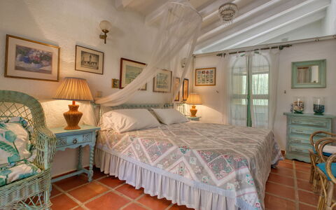 Villa Lander: Chambre, Lit, Meubles, Pièce, Propriété, Drap De Lit, Plafond, Cadre De Lit, Literie, Design Intérieur