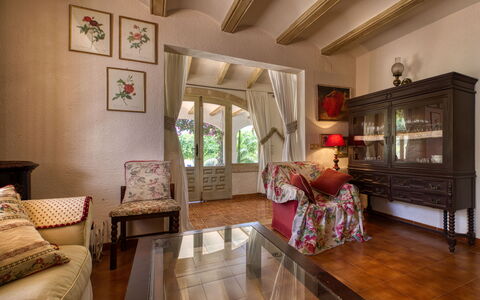 Villa Lander: Pièce, Salon, Meubles, Design Intérieur, Propriété, Bâtiment, Sol, Plafond, Parquet, Table