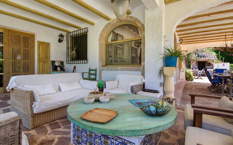 Villa Lander: Table, Propriété, Meubles, Plante, Canapé, Bleu Azur, Éclairage, Plante D'Appartement, Design Intérieur, Décoration
