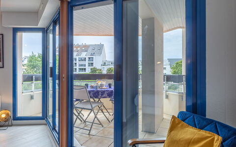 Résidence le Grand Bleu: Porte, Pièce, Propriété, Fenêtre, Porte De Véhicule, Accueil Porte, Bâtiment, Jaune, Design Intérieur, Verre