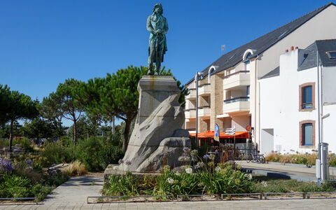Résidence le Grand Bleu: Statue, Monument, Propriété, Sculpture, Point De Repère, Ville, Architecture, Mémorial, Arbre, Zone Résidentielle