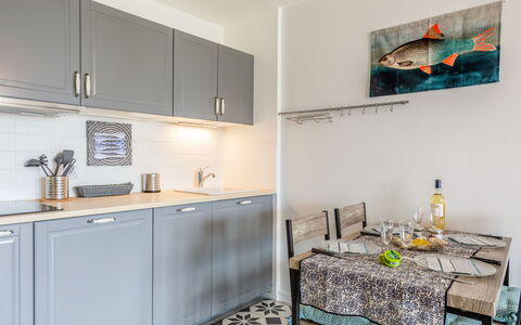 Résidence le Grand Bleu: Pièce, Propriété, Comptoir, Meubles, Cuisine, Cabinetry, Design Intérieur, Bâtiment, Maison, Tuile