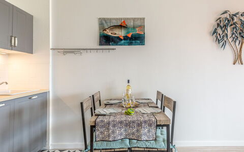 Résidence le Grand Bleu: Pièce, Meubles, Vert, Design Intérieur, Propriété, Sol, Table, Salle À Manger, Jaune, Mur