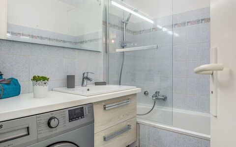 Résidence le Grand Bleu: Salle De Bains, Pièce, Propriété, Tuile, Design Intérieur, Immobilier, Bâtiment, Architecture, Robinet, Matériel De La Propriété
