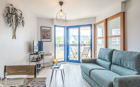 Résidence le Grand Bleu: Pièce, Meubles, Propriété, Salon, Bleu, Design Intérieur, Jaune, Vert, Bâtiment, Maison