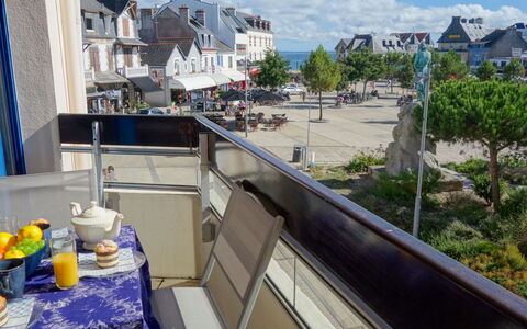 Résidence le Grand Bleu: Propriété, Immobilier, Bâtiment, Vacances, Balcon, Appartement, Maison, Toit, Arbre, Pièce