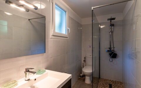 Sotta 101: Miroir, Luminaire Plomberie, Évier, Propriété, Robinet, Salle De Bains, Tete De Douche, Lavabo, Design Intérieur, Éclairage