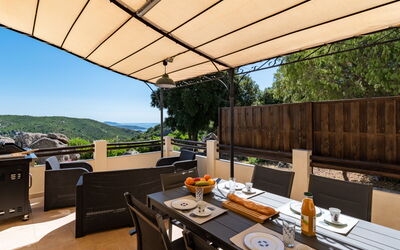 Sotta 101: Table, Propriété, Meubles, Canapé, Bois, Chaise, Ombre, Vaisselle, Architecture, Plante