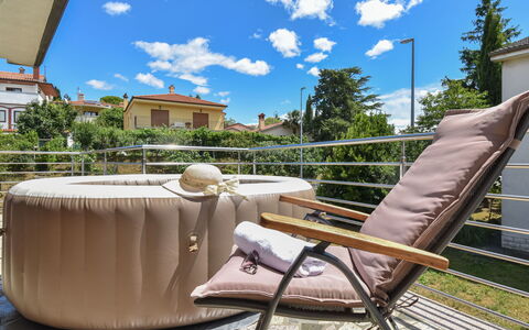 Aurora: Ciel, Nuage, Meubles, Propriété, Bâtiment, Plante, Mobilier De Jardin, Bois, Chaise, Maison