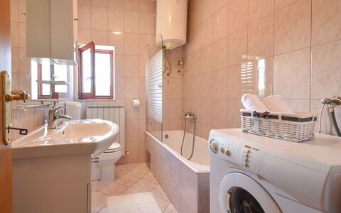 Aurora: Buanderie, Marron, Luminaire Plomberie, Robinet, Évier, Miroir, Sécheuse, Lavabo, Machine À Laver, Salle De Bains