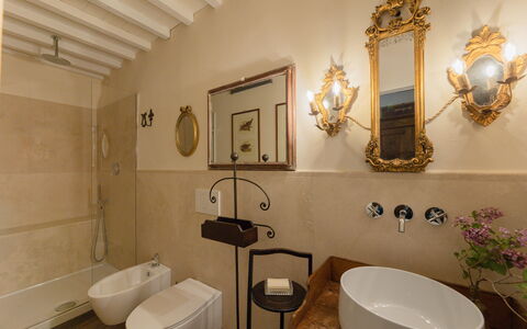 Casa Annateresa: Miroir, Luminaire Plomberie, Plante, Propriété, Évier, Lavabo, Robinet, Salle De Bains, Bâtiment, Éclairage
