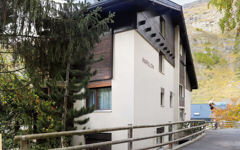 Papillon: Plante, Bâtiment, Fenêtre, Clôture, Ciel, Arbre, Chalet, Façade, Pente, Paysage