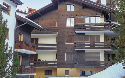Papillon: Bâtiment, Jour, Propriété, Fenêtre, Arbre, Maison, Neige, Ciel, Architecture