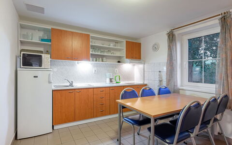 Holiday Hill 61: Cabinetry, Meubles, Evier, Comptoir, Évier, Bâtiment, Fenêtre, Robinet, Chaise, Cuisine