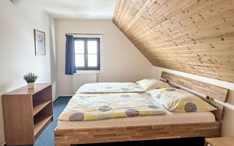 Holiday Hill 61: Lit, Chambre, Literie, Bois, Drap De Lit, Sol, Sol, Cadre De Lit, Design Intérieur, Pièce