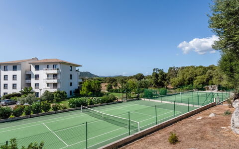 Porto Vecchio 140: Ciel, Plante, Propriété, Nuage, Bâtiment, Fenêtre, Lot Terre, Arbre, Tennis, Herbe