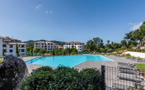 Porto Vecchio 140: Ciel, L'Eau, Plante, Bâtiment, Propriété, Nuage, Piscine, Bleu Azur, Maison, Arbre