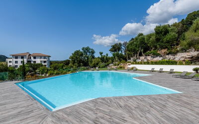 Porto Vecchio 140: L'Eau, Ciel, Nuage, Plante, Propriété, Piscine, Bâtiment, Rectangle, Arbre, Ombre