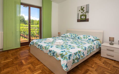 Ana: Chambre, Lit, Meubles, Pièce, Drap De Lit, Propriété, Sol, Cadre De Lit, Matelas, Literie