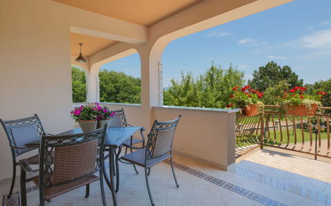 Ana: Propriété, Immobilier, Bâtiment, Pièce, Maison, Porche, Patio, Balcon, Domicile, Biens