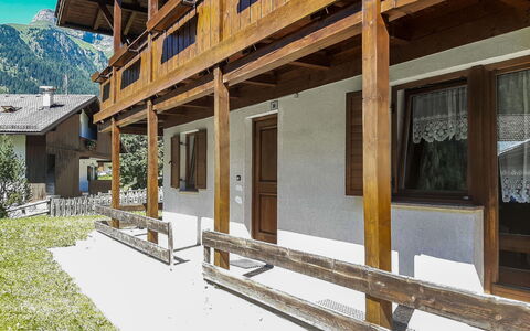 Casa Marmolada: Bâtiment, Fenêtre, Plante, Bois, Ombre, Maison, Pente, Zone Résidentielle, Siding, Façade
