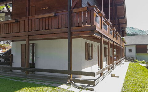 Casa Marmolada: Bâtiment, Plante, Fenêtre, Bois, Architecture, Design Urbain, Ombre, Siding, Immobilier, Façade