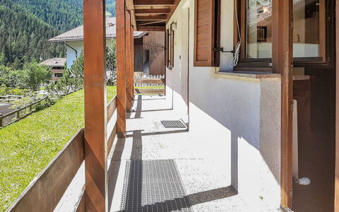 Casa Marmolada: Plante, Bâtiment, Bois, Ciel, Mur, Pente, Arbre, Façade, Sol, Design Urbain