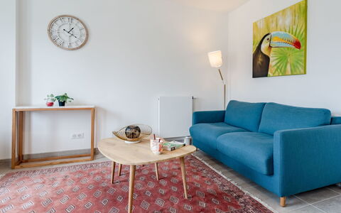 Deauville-Trouville 712: Meubles, Propriété, Table, Canapé, Vert, Design Intérieur, Bois, Sol, Sol, L'Horloge