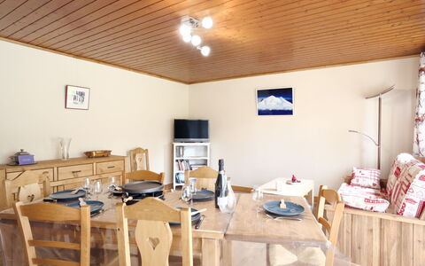 Le Nerey: Propriété, Table, Fenêtre, Bois, Design Intérieur, Cadre, Bâtiment, Sol, Sol, Tache De Bois
