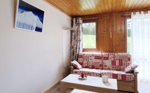 Le Nerey: Propriété, Fenêtre, Bâtiment, Bois, Design Intérieur, Rideau, Sol, Sol, Dur