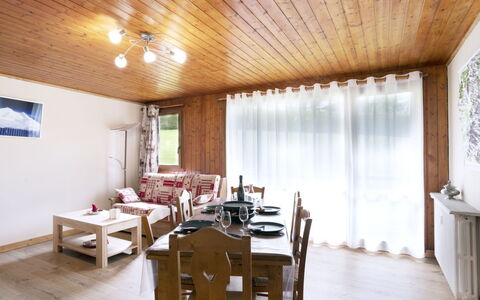 Le Nerey: Meubles, Table, Propriété, Bois, Design Intérieur, Sol, Sol, Chaise, Dur, Immobilier