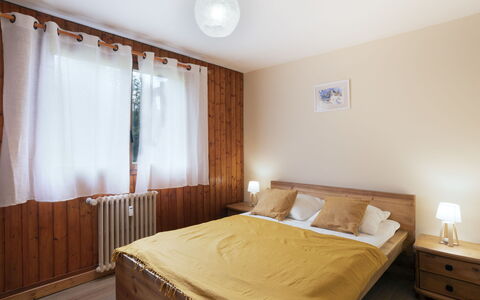 Le Nerey: Meubles, Propriété, Confort, Bois, Éclairage, Design Intérieur, Oreiller, Ombre, Sol