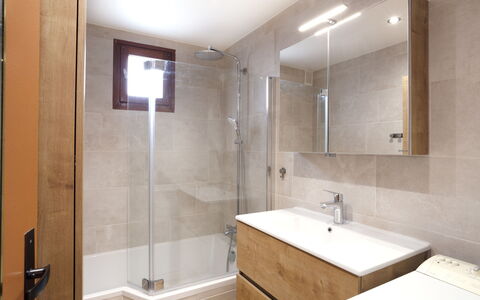 Le Nerey: Luminaire Plomberie, Miroir, Robinet, Propriété, Évier, Baignoire, Salle De Bains, Design Intérieur, Lavabo