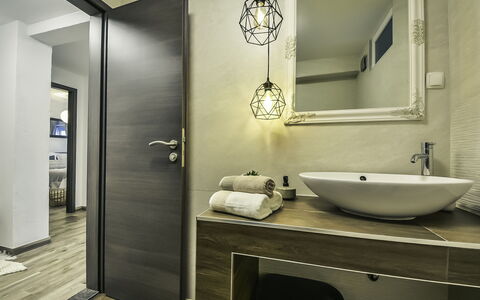 Biograd Na Moru 180: Miroir, Robinet, Évier, Propriété, Luminaire Plomberie, Lavabo, Salle De Bains, Armoire De Toilette, Design Intérieur, Bois