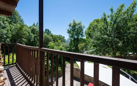 Alexandra: Ciel, Arbre, Clôture, Porche, Bois, Chalet, Immobilier, Loisir, Bâtiment, Paysage
