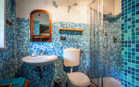 Alexandra: Miroir, Luminaire Plomberie, Propriété, Évier, Robinet, Violet, Bleu, Lumière, Bleu Azur, Salle De Bains