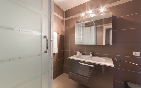 Calista 213 with Balcony: Miroir, Robinet, Évier, Luminaire Plomberie, Lavabo, Bâtiment, Salle De Bains, Bois, Comptoir