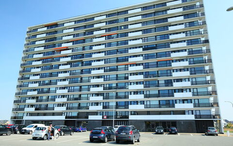 Calista 213 with Balcony: Voiture, Bâtiment, Ciel, Véhicule, Roue, Design Urbain, Architecture, Bloc Tour