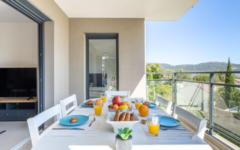 Porto Vecchio 116: Table, Propriété, Meubles, Vaisselle, Ciel, Bleu Azur, Bâtiment, Architecture, Ombre, Aliments