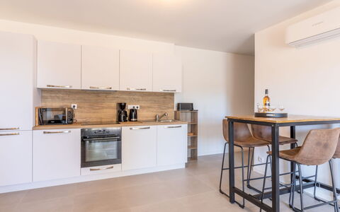 Porto Vecchio 116: Cabinetry, Propriété, Comptoir, Meubles, Bâtiment, Bois, Cuisinière, Cuisine, Table, Design Intérieur