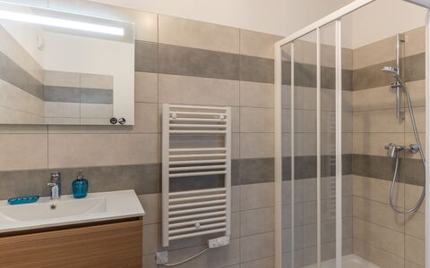 Porto Vecchio 116: Propriété, Luminaire Plomberie, Salle De Bains, Porte De Douche, Robinet, Douche, Miroir, Sol
