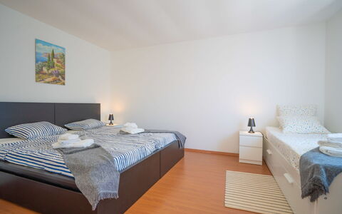 Erminia: Chambre, Lit, Meubles, Pièce, Propriété, Drap De Lit, Sol, Literie, Cadre De Lit, Design Intérieur